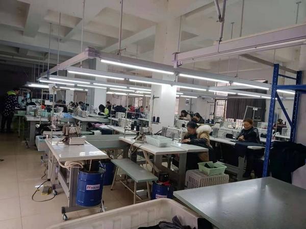 普定縣雞場坡鎮那貝安置點 發展勞動密集型產業，解決特殊群眾就業難題